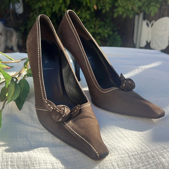 PRADA Vintage Leather Pointed Toe Pumps With Floral Buckle. Size 38.🤎 - Picture 3 of 17